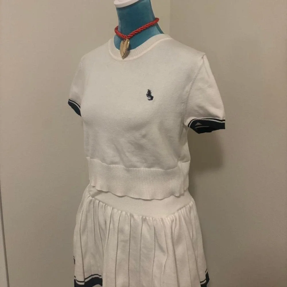 White‎ polo shirt with navy blue stripes and embroidered logo